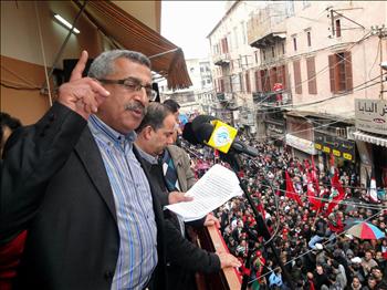 سعد على شرفة مقهى الشاكرية يخطب بالمحتشدين أمس