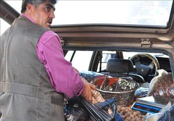 أبو ابراهيم أمام متجره المتجول