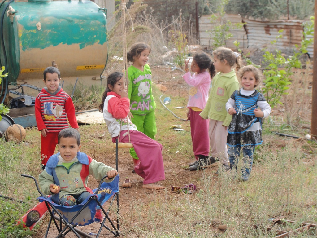 أطفال من عرب الوطى.. من يحمي تنقلهم إلى مدارسهم؟