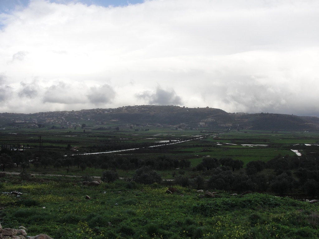 الخيام لم يكسها الوشاح الأبيض خلال العاصفة الثلجية الأخيرة