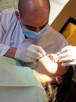  في إحدى عيادات طب الأسنان في صور (حسن بحسون)