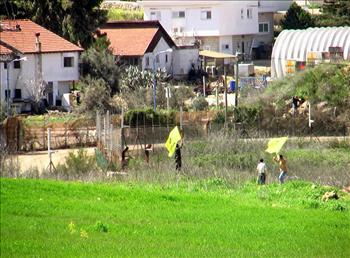 أشبال المقاومة يزرعون الرابات على الحدود وبدت منازل مستوطنة المطلة