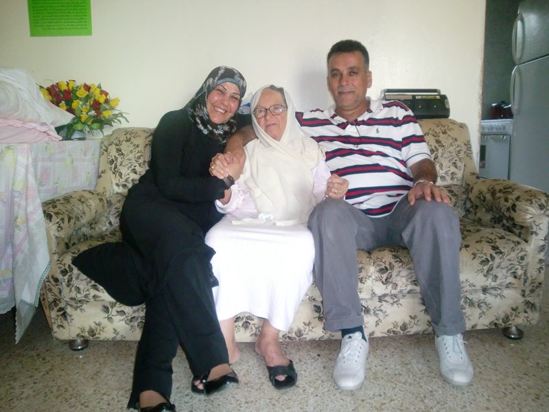 ست الحبايب بين ولديها