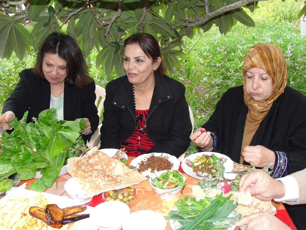 غداء في الحكورا: أكلة مجدرة حمراء.. من وحي جمال الطبيعة