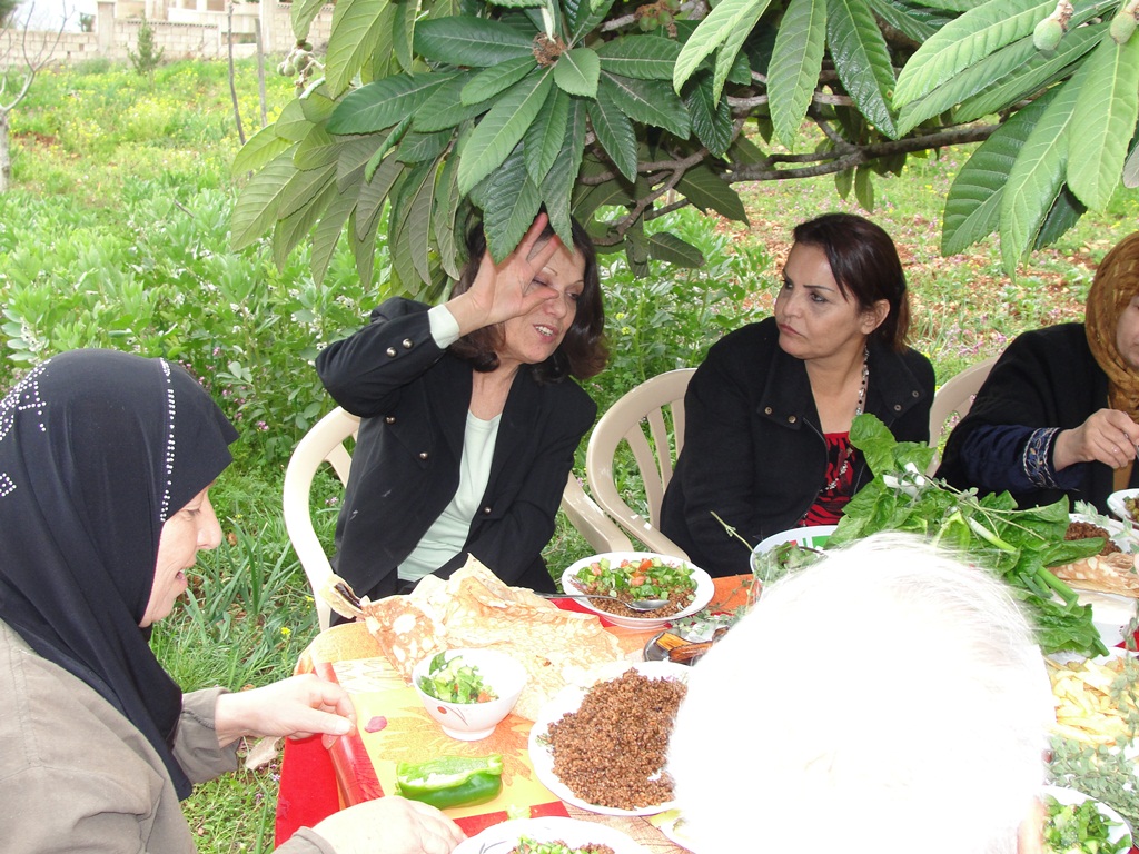 غداء في الحكورا: أكلة مجدرة حمراء.. من وحي جمال الطبيعة