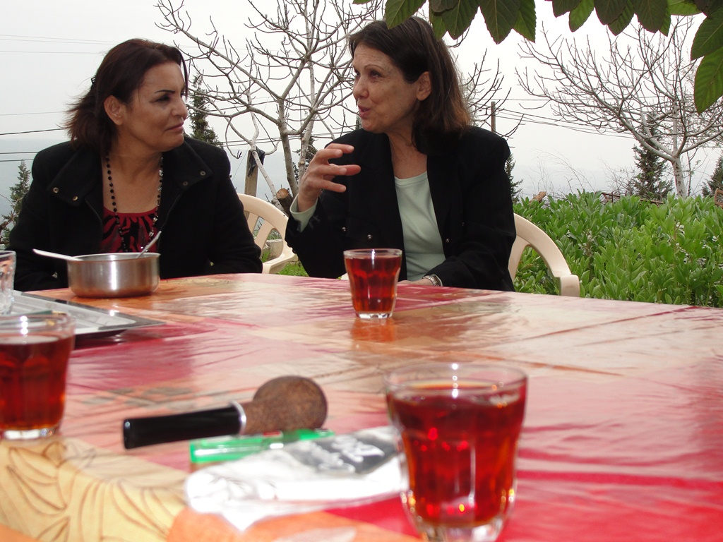 غداء في الحكورا: أكلة مجدرة حمراء.. من وحي جمال الطبيعة