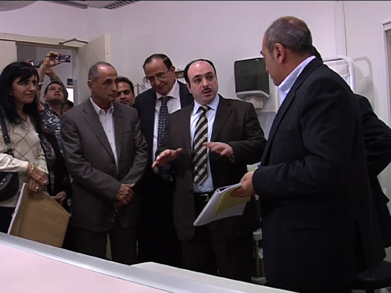 المهندس نواف الدبوس متحدثاً إلى مدير عام مستشفى سير الضنية الحكومي الدكتورعمر فتفت