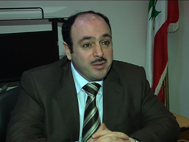 المهندس نواف الدبوس خلال زيارة مستشفى سير الضنية الحكومي