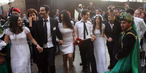 يؤيد الناشطون في «تيار المجتمع المدني» مشروع قانون جمعية «شمل» للأحوال الشخصية