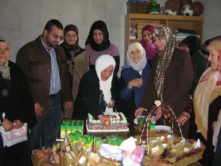 يقطعن قالب الحلحلوى