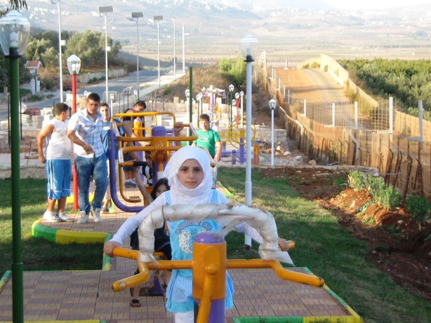 أطفال يلهون بالالعاب الترفيهية في حديقة بوابة فاطمة