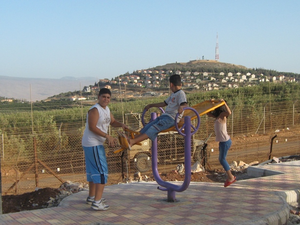 أطفال يلهون بالالعاب الترفيهية في حديقة بوابة فاطمة