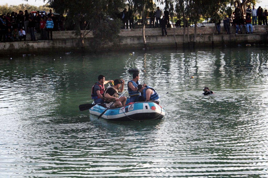 علي عواضة ورفاقه يبحثون جاهدين عن جثة فقيد البلدة