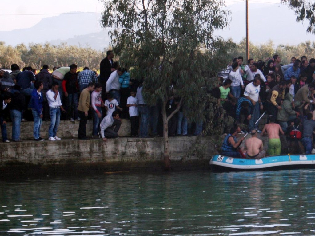 إنزفي دموعك وانثري ورودك وردي ترابك على شبابك يا خيام