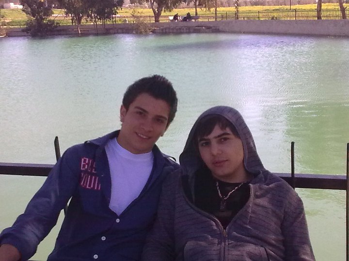 محمد صادق مع أحد محبيه.. كان يعشق بلدته الخيام حتى الموت