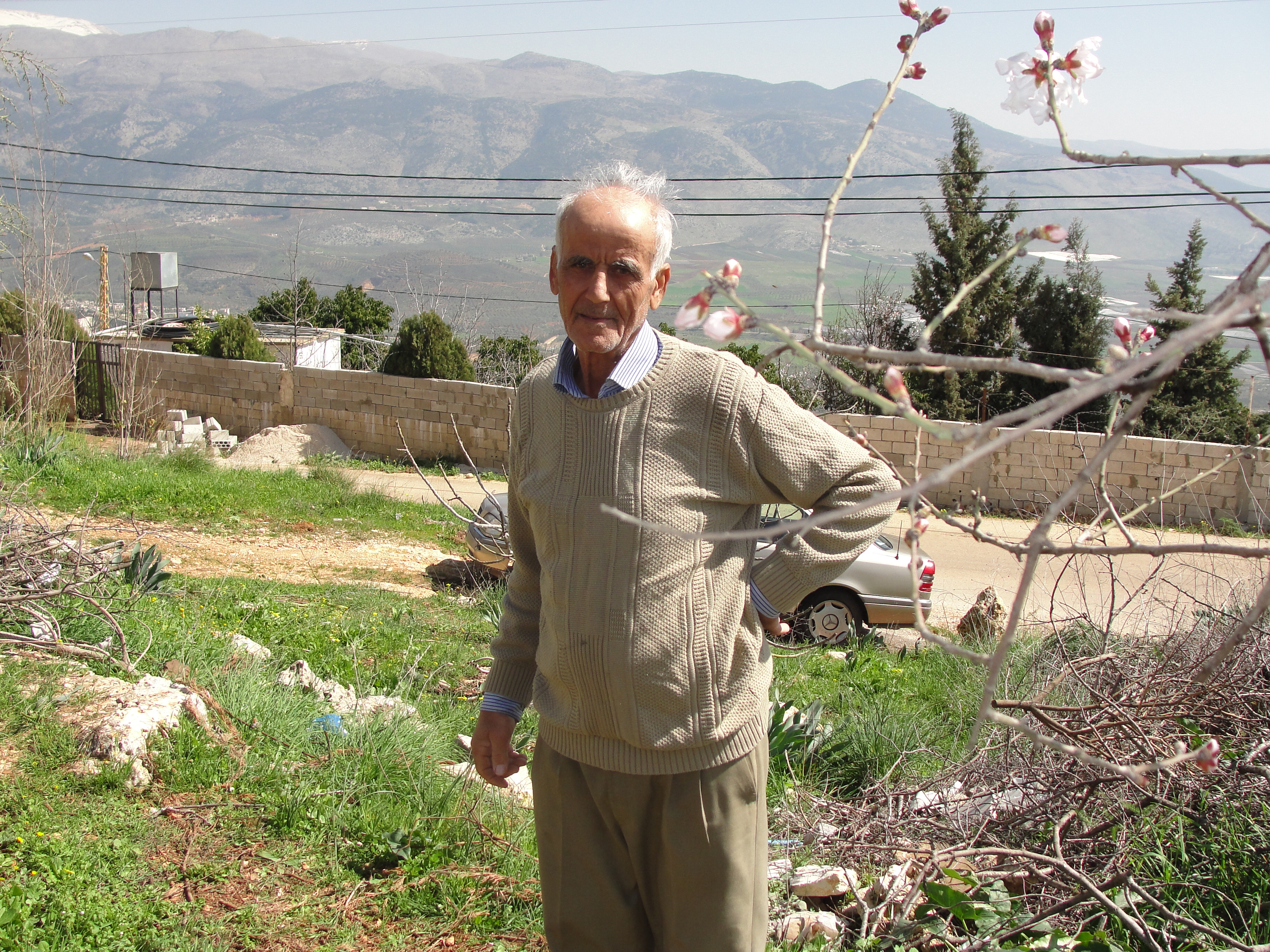 أبو حسين علي مهدي.. نيالك والف هنيئا لك وجودك ببلدك وامامك الطبيعة بعيدا عن البترول والتلوث والسيارات والزحمة والدوشة والنفسيات الوسخة و