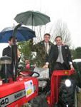 السفير الاسباني على جرار زراعي تحت المطر