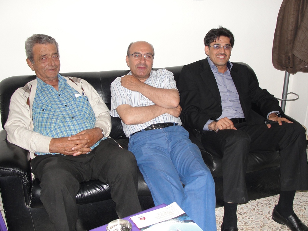 في مكتب خيام دوت كوم: الأستاذ حسين قشمر يتوسط المحامي خليل ادريس والدكتور حليم القسيس