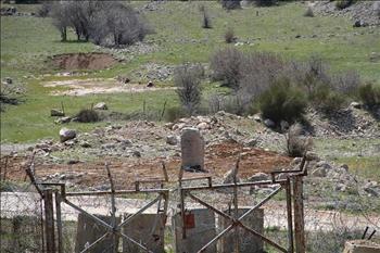 النصب التذكاري الذي شيده إلعدو تخليداً لذكرى قتلاه