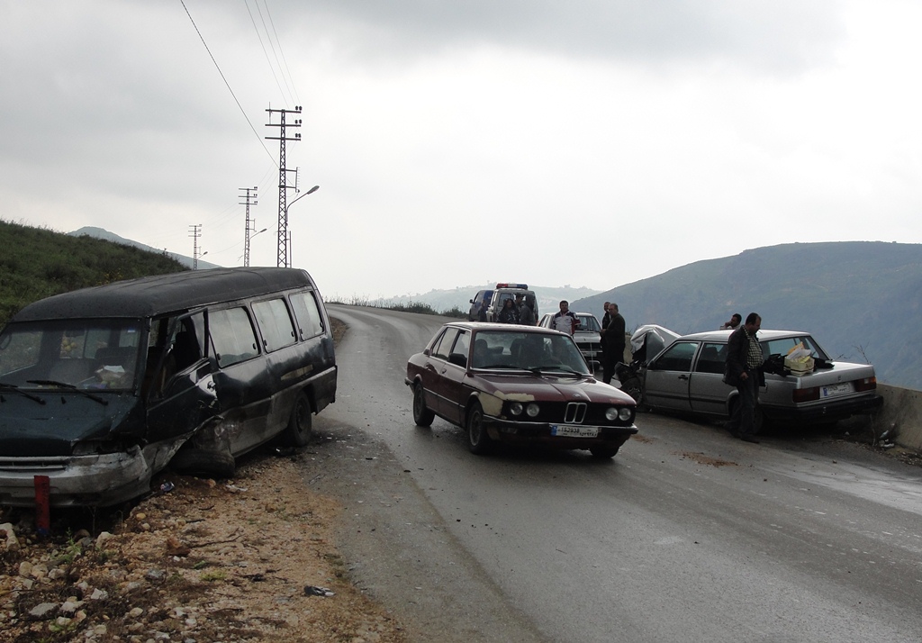 رُشت الرمال فوق المازوت المتسرب