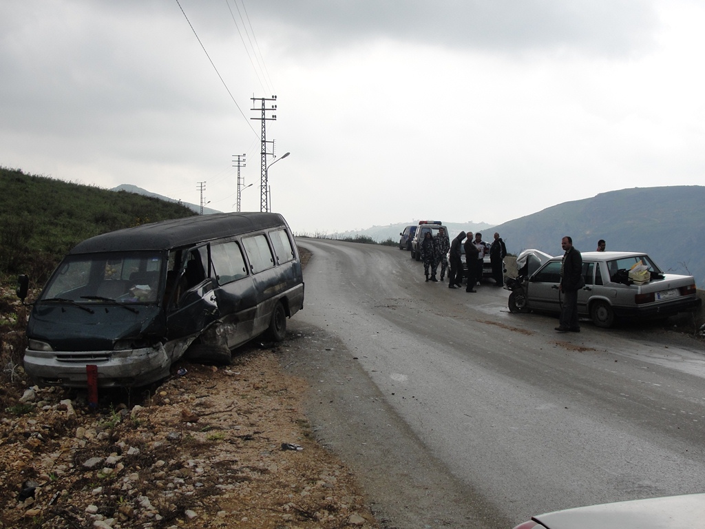 حائط الدعم حال دون دون تدهور سيارة علي سليمان إلى الوادي.