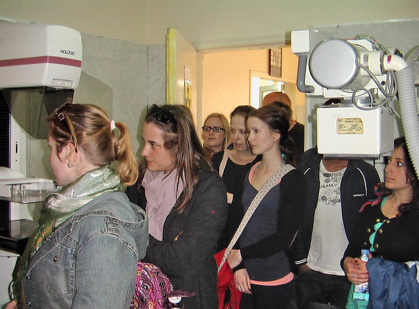 الوفد الطلابي الدنماركي يزور مؤسسات عامل في الخيام