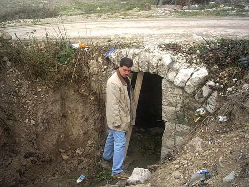 المهندس جلال عبدالله أمام المعلم الخيامي الأثري عين بومزراب..