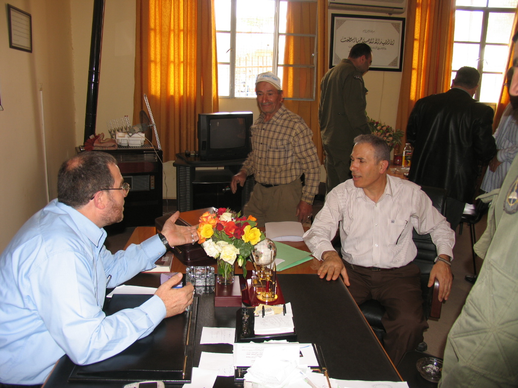 الأستاذ عزت رشيدي  عضو المجلس البلدي  والرئيس السابق الحاج علي زريق.. نقاشات متواصلة في سبيل عمل بلدي فاعل