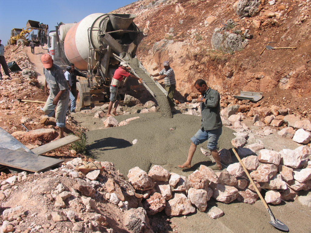 أعمال تنفيذ مشروع معمل فرز النفايات الصلبة في الخيام..
