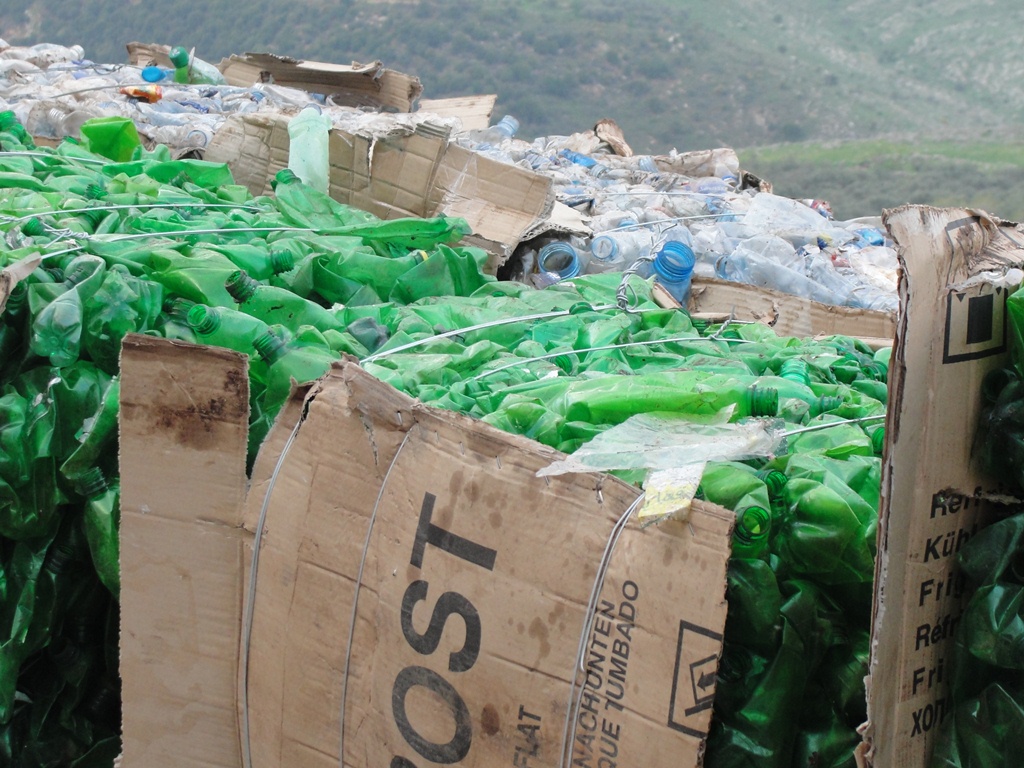 المواد البلستيكية المستخرجة