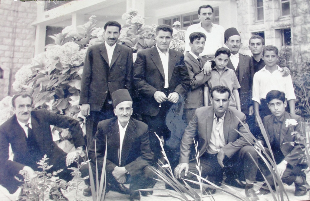 صورة قديمة تضمّ أفراداً من عائلة \