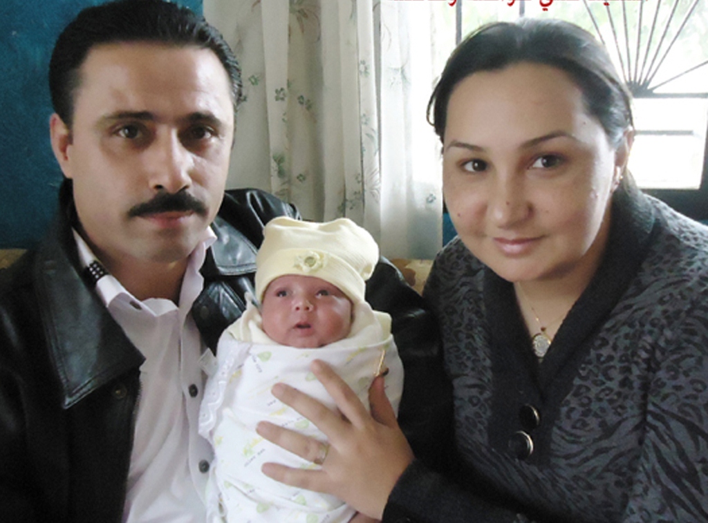 سامية وعلي عواضة ومولودتهما الجديدة مريم