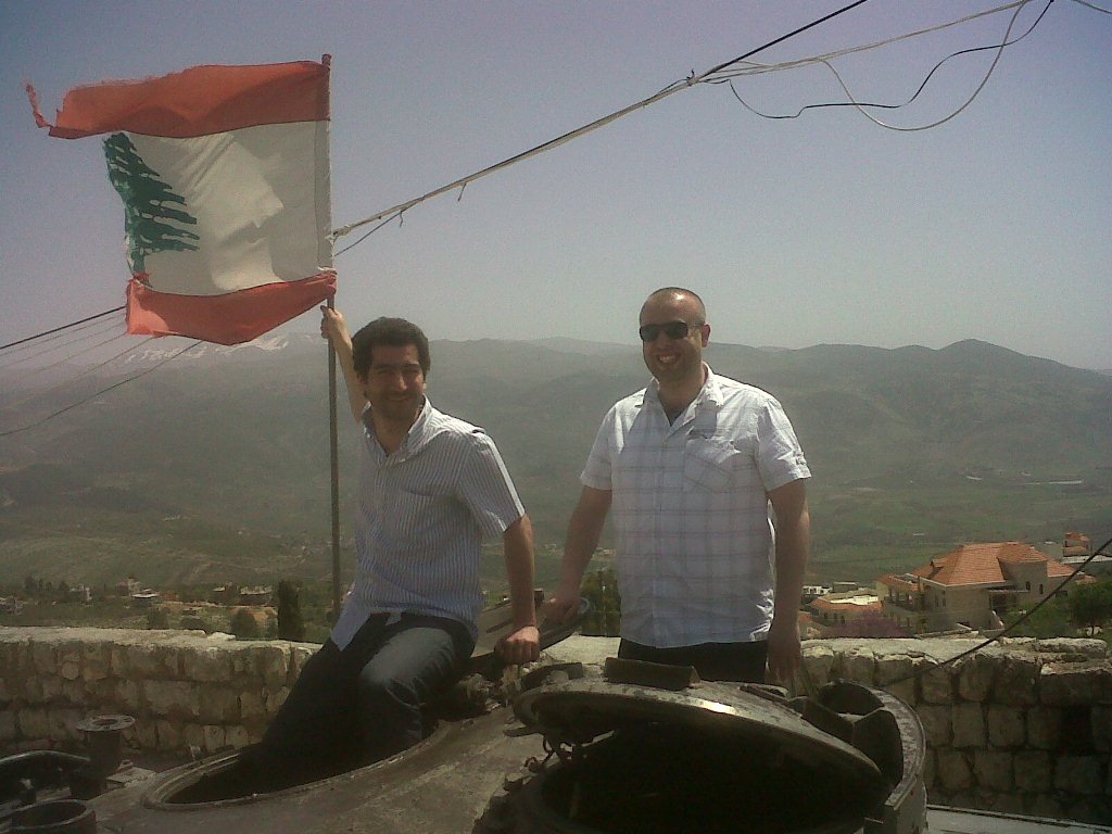 المهندسان حسين دولاني ووسيم مزرعاني في معتقل الخيام