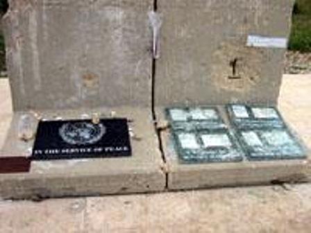 زجاج النصب التذكاري محطماً