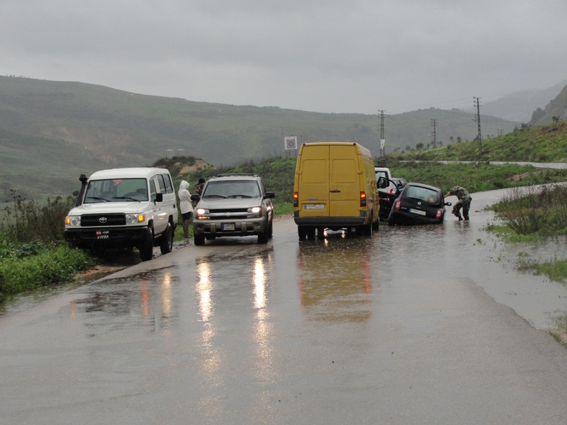 صبية جنوبية وقعت سيارتها في إحدى الحفر الكبيرة بمحاذاة طريق الخردلي هذا الشتاء