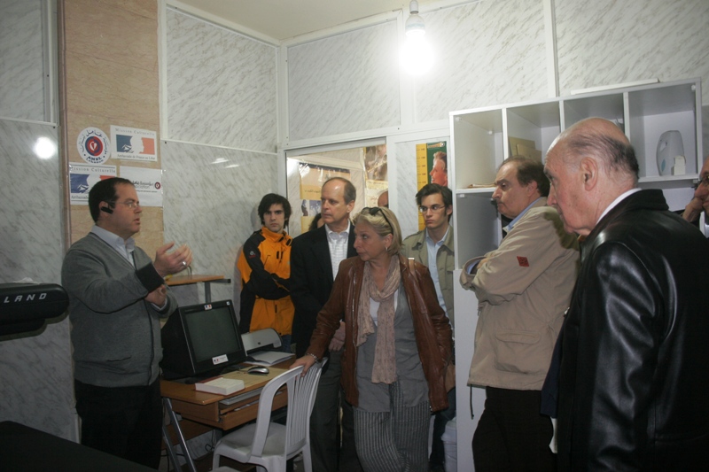 الدكتور محمد سليمان يعرض للوفد الزائر ما تقوم به مؤسسة عامل من تقديمات صحيّة واجتماعية للأهالي في المنطقة