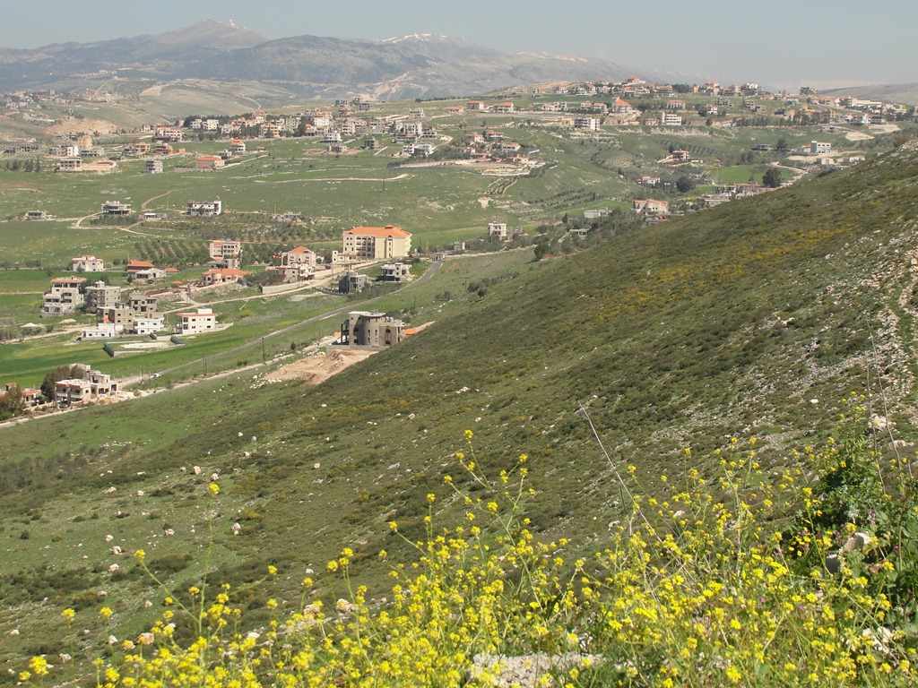 روعة الخيام في شهر نيسان