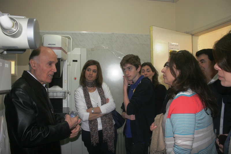 رئيس مؤسسة عامل الدكتور كامل مهنا يقدّم الشروحات لوفد الكوليج بروتستانت