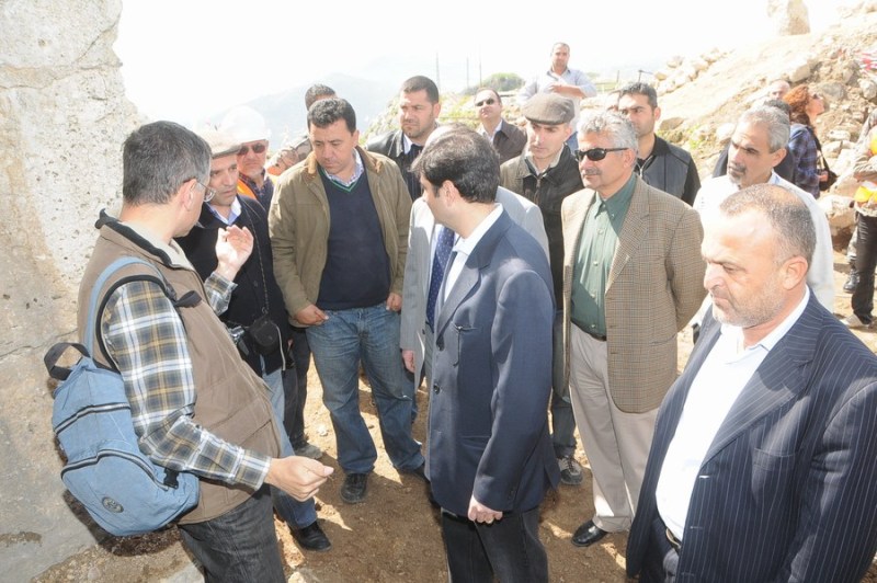 ممثل الصندوق الكويتي ووزير الثقافة جالا على قلعة الشقيف - أرنون