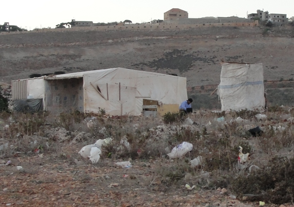 بيت خلاء إلى جانب كل خيمة