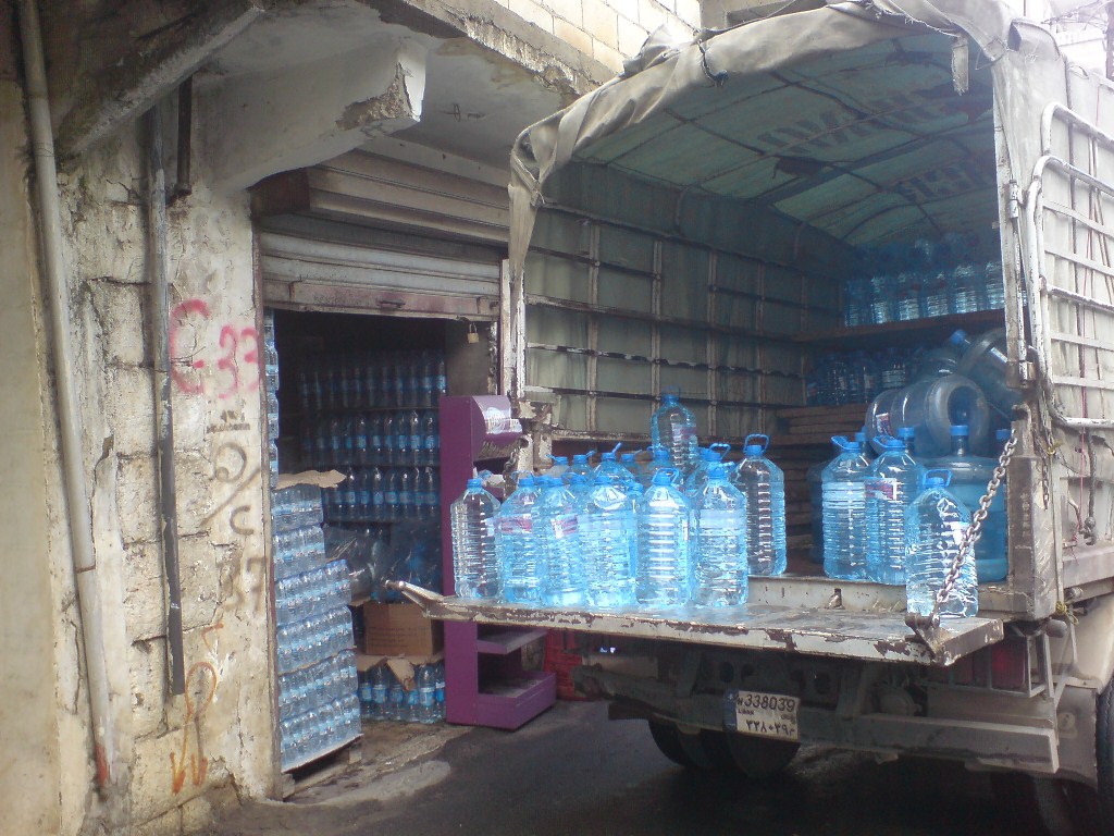 باتت المحلات تخصص ركنا واسعا وكبيرا لبيع عبوات المياه لكثرة الطلب عليها