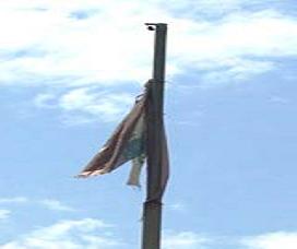  ما تبقى من العلم اللبناني على سارية السرايا الحكومي في حلبا