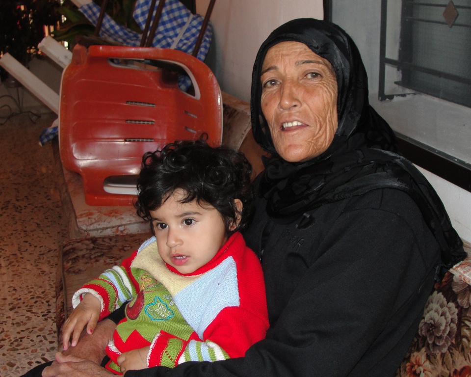 نازك خريس تروي حكايتها وفي حضنها ليليان، إبنة أخيها