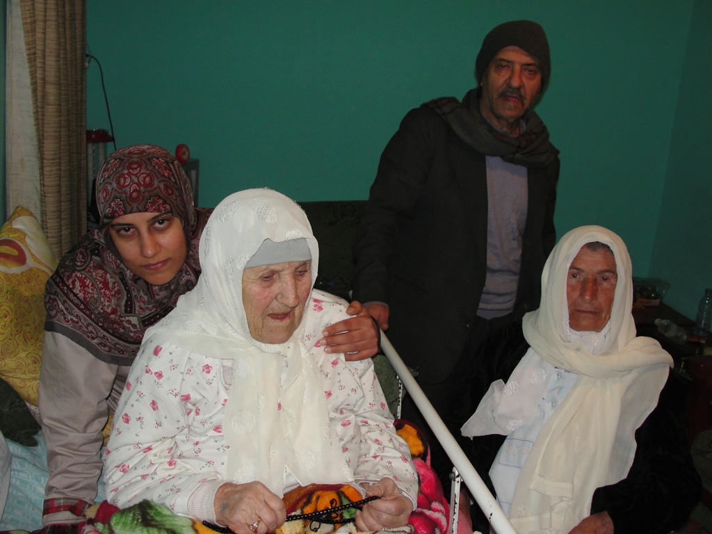  الحاجة زينب حسن الحاج صالح حسّان (أم محمد علي أحمد) وإلى جانبها حفيدتها زينب والحاجة أم فايز حسان وخلفهم إبنها أبو قاسم (والد سميّة)