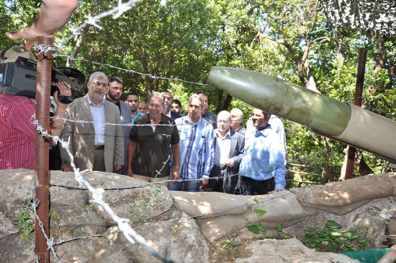 الرئيس لحود يستعرض صاروخ كاتيوشا