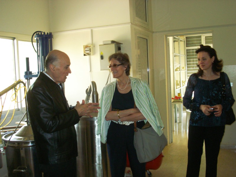 رئيس مؤسسة عامل الدكتور كامل مهنا يقدّم الشروحات للسفيرة السويسرية