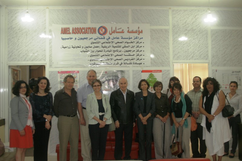 سعادة السفيرة السويسرية في صورة تذكارية مع العاملين في مؤسسة عامل في الخيام