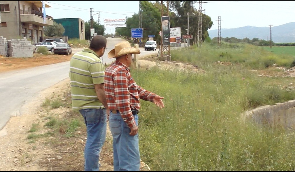 الحاج فضل عبدالله وأحد جيران النبع أبديا تألمهما للإعتداء البيئي على النبع