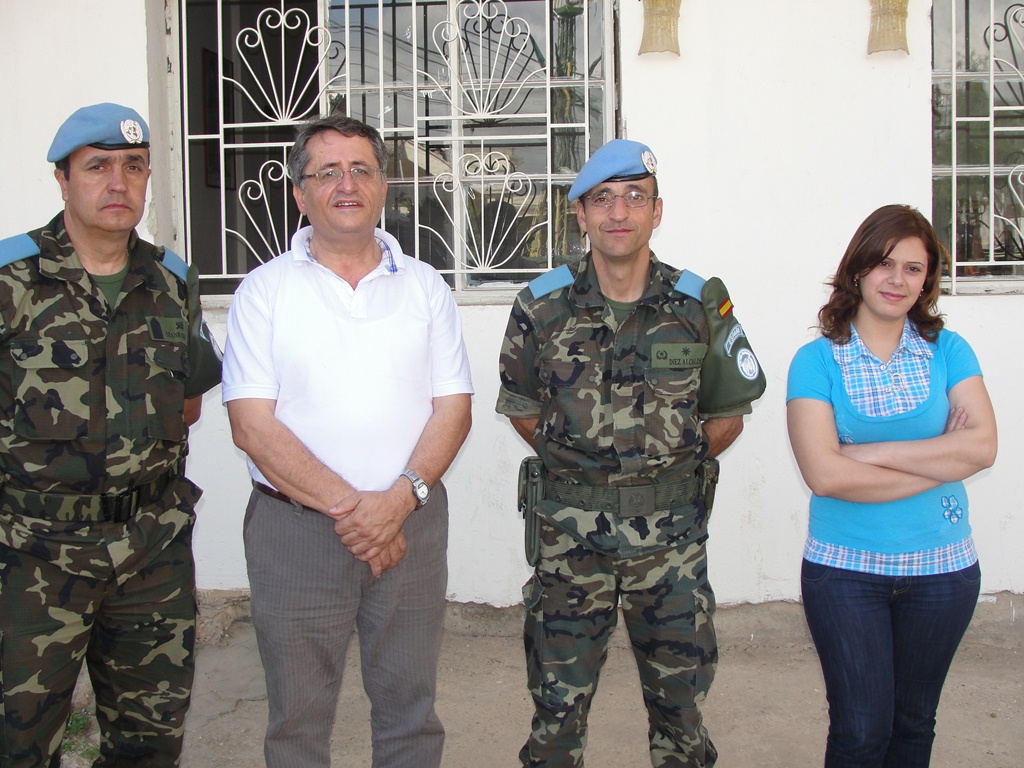 صورة تذكارية بعد اللقاء أمام مكتب خيام دوت كوم