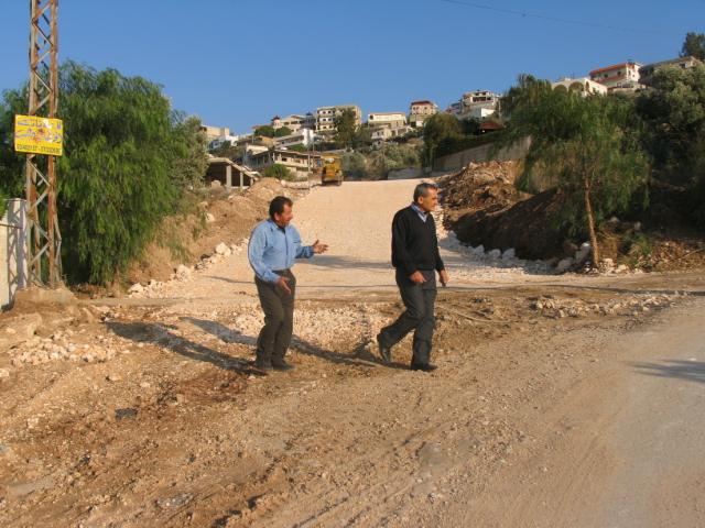 المهندس أحمد عطوي يشكف على إحدى الورش البلدية